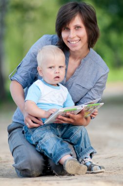 Anne ile oğlu bir kitap okuma