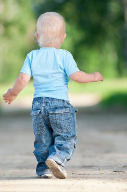 yeşil park mutlu küçük çocuk