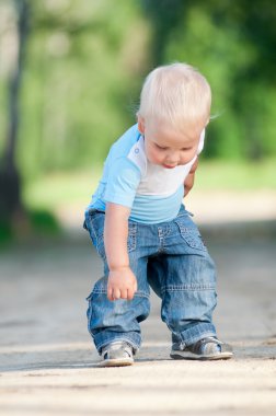 yeşil park mutlu küçük çocuk