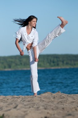 atletik kadın bir tekme gerçekleştirme