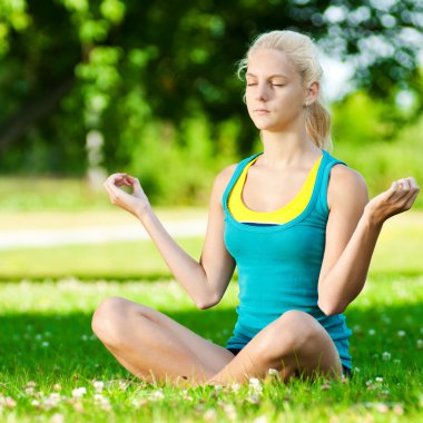 Yoga yapan genç bir kadın.