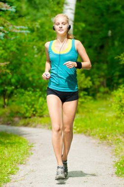 müzik üzerinde çalışan güzel bir genç kadın