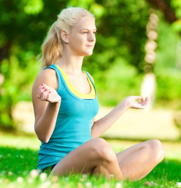 Yoga yapan genç bir kadın.