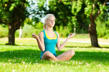 Yoga yapan genç bir kadın.