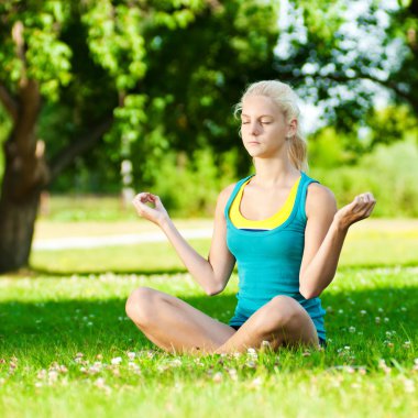 Yoga yapan genç bir kadın.
