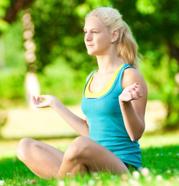 Yoga yapan genç bir kadın.