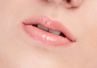 güzel genç bir kadın yüzü. dudak bölgesi