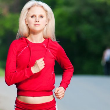 parkta çalışan güzel bir kadın