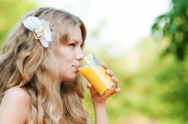 gülümseyen kadın içki portakal suyu