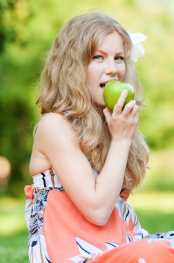güzel bir kadın ile yeşil elma
