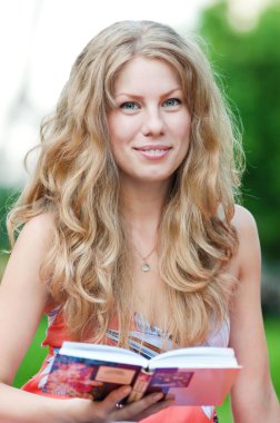 güzel bir genç kadın kitap okumak