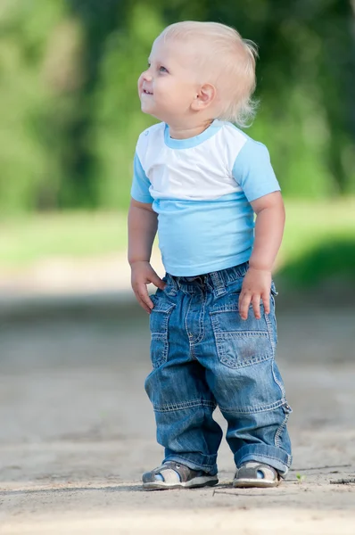 Happy little boy in the green park — Stock Photo, Image