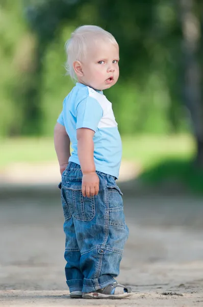 Happy little boy in the green park — Stock Photo, Image