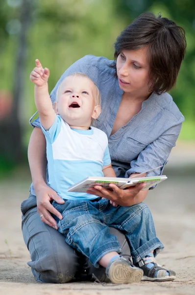 Mother with son reading a book — Stock Photo, Image