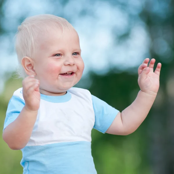 Happy little boy in the green park — Stock Photo, Image