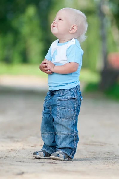 Glücklicher kleiner Junge im grünen Park — Stockfoto