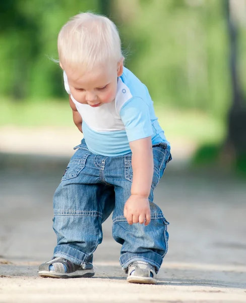 Happy little boy in the green park — Stock Photo, Image