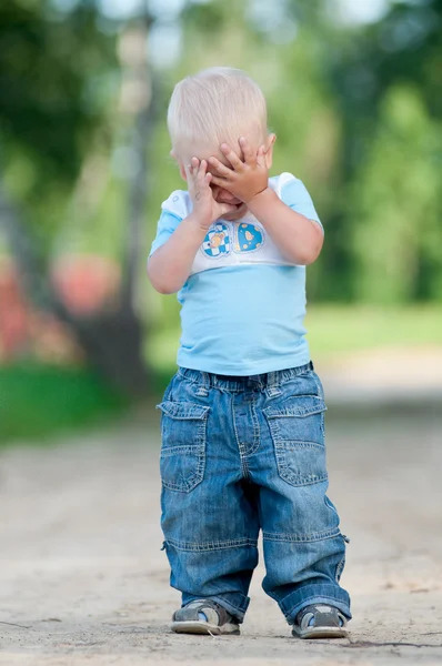 Niño feliz en el parque verde —  Fotos de Stock