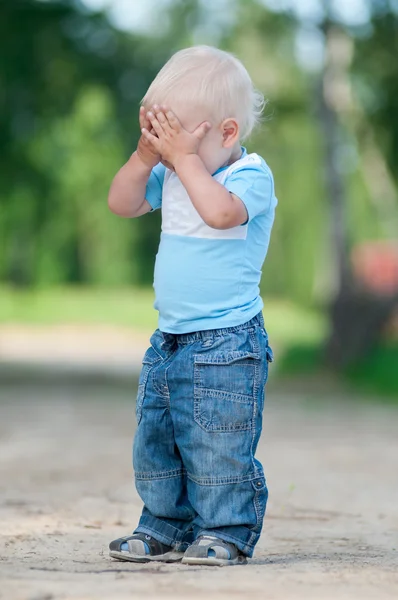 Niño feliz en el parque verde —  Fotos de Stock