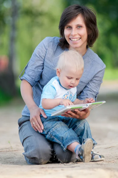 Anne ile oğlu bir kitap okuma