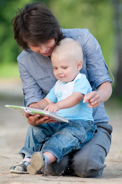 Anne ile oğlu bir kitap okuma