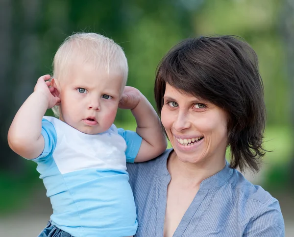 Cheerful child with mother play outdoors — Stock Photo, Image