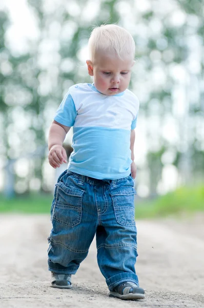 Happy little boy in the green park — Stock Photo, Image