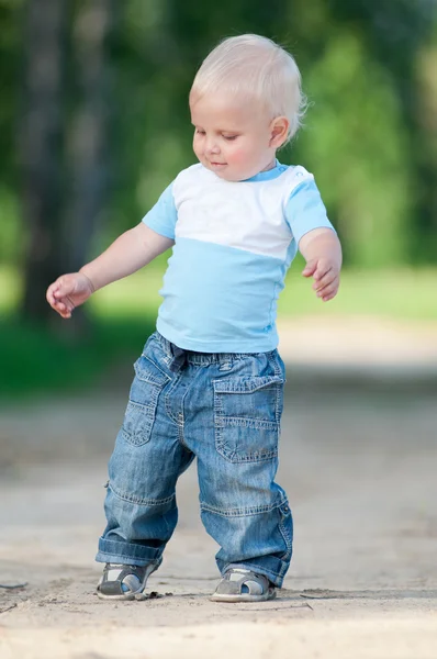 Happy little boy in the green park — Stock Photo, Image