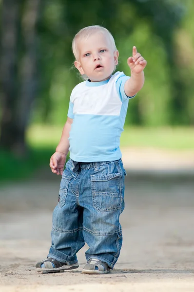 Happy little boy in the green park — Stock Photo, Image