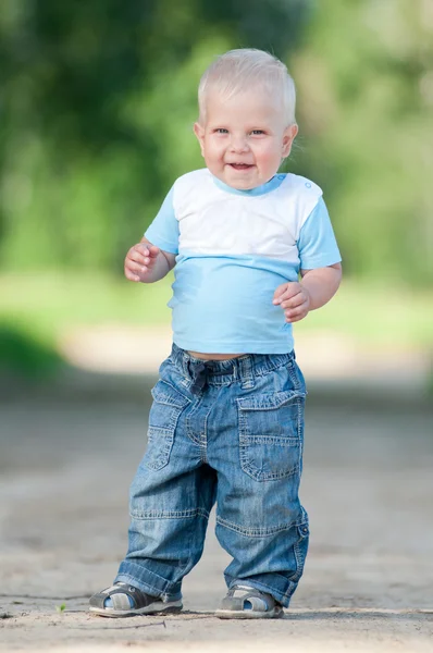 yeşil park mutlu küçük çocuk