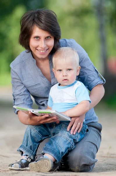 Mother with son reading a book — Stock Photo, Image