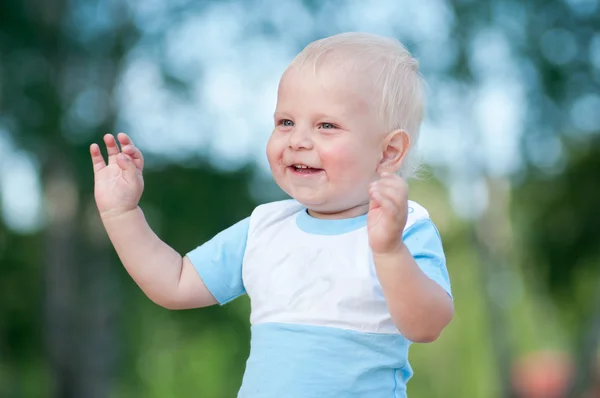 Happy little boy in the green park — Stock Photo, Image