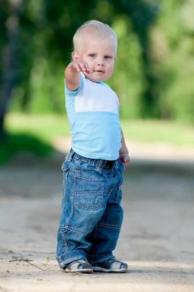 Happy little boy in the green park — Stock Photo, Image