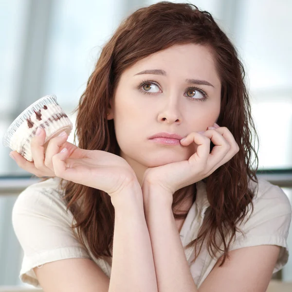 Jonge gelukkig vrouw met cake — Stockfoto