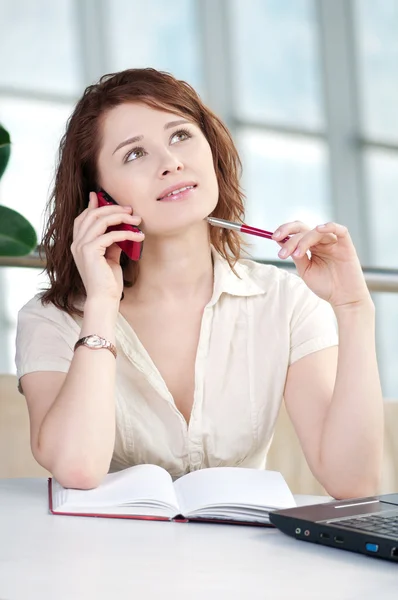 Affärskvinna på telefon anteckningar — Stockfoto