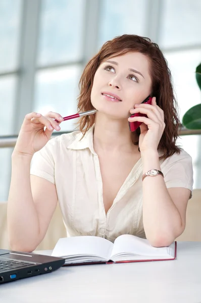 Mulher de negócios no telefone tomar notas — Fotografia de Stock