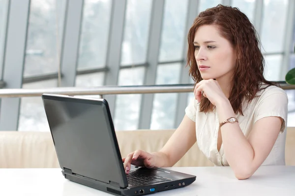Młoda kobieta biznesu z laptopem — Zdjęcie stockowe
