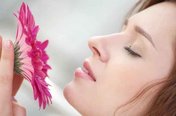 Mujer feliz con flor en citas —  Fotos de Stock