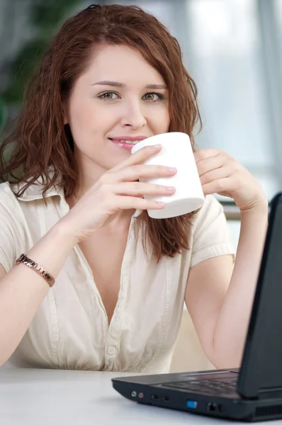 Obchodní žena s laptopem a hrnek — Stock fotografie