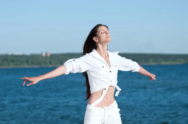 Donna sexy in posa sulla spiaggia — Foto Stock