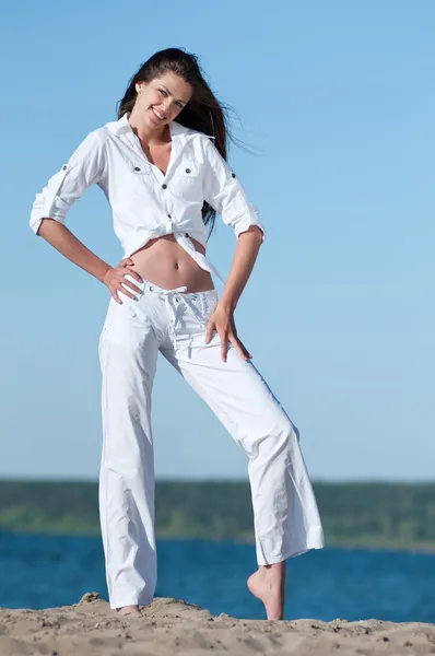 Mujer sexy posando en la playa — Foto de Stock