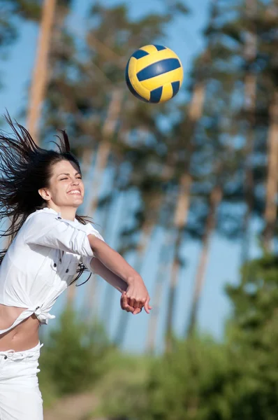 Mujer jugando voleibol en la playa —  Fotos de Stock