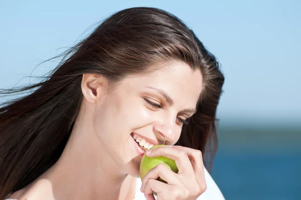 Femme sur la plage manger des fruits — Photo