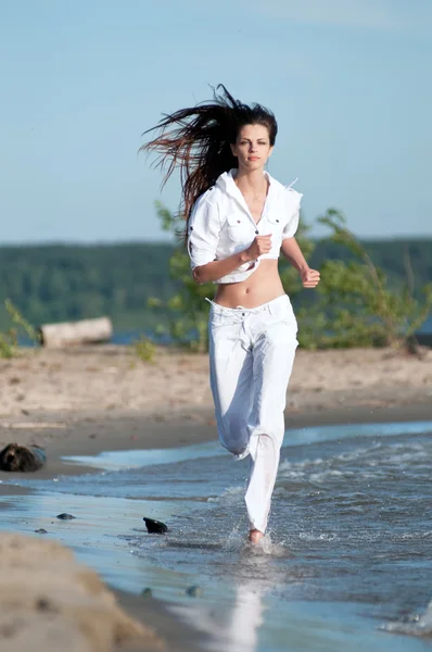 Σπορ γυναίκα που τρέχει στο νερό — Φωτογραφία Αρχείου