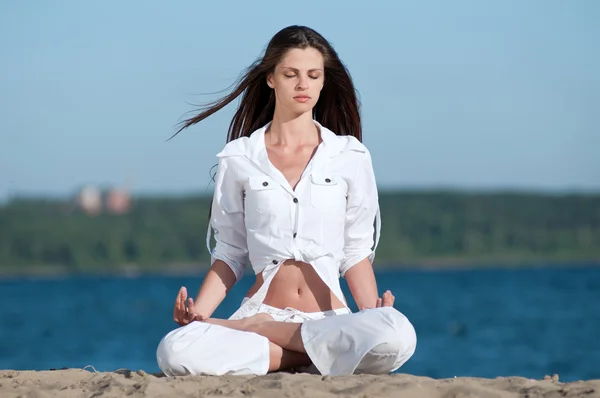 Kobieta praktykująca jogę na plaży — Zdjęcie stockowe