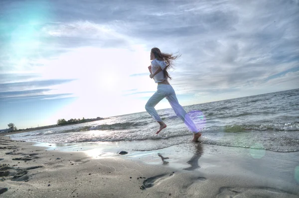 Donna sportiva che corre sulla costa del mare — Foto Stock