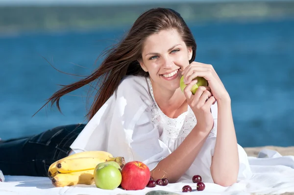 समुद्रकिनारी स्त्री फळे खाणे — स्टॉक फोटो, इमेज