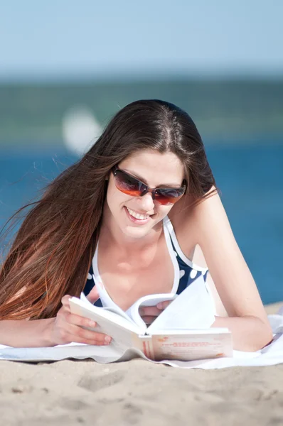 Woman reading a book on the Beach — Stock Photo, Image