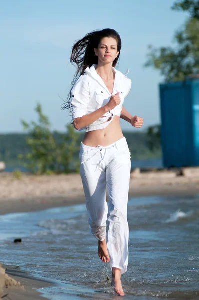 Спортивная женщина бегает по воде — стоковое фото