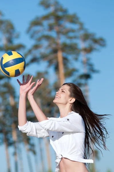 Žena hraje volejbal na pláži — Stock fotografie